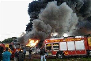 Incêndio em cooperativa de reciclagem mobiliza bombeiros em Maringá